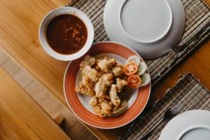 uma mesa com um prato de comida e uma tigela de sopa em Villa Bukit Sing Sing em Singaraja