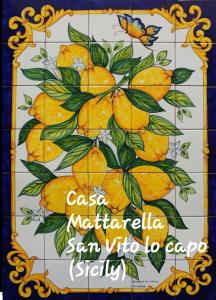 una pintura de un árbol de naranjas con una mariposa en Casa Mattarella en San Vito lo Capo