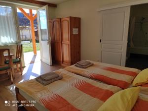 een slaapkamer met een bed met twee handdoeken erop bij Montana-Ederics Vendégház in Balatonederics