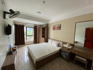 a bedroom with a bed and a large mirror at Phú Vinh Hotel in Cửa Lô