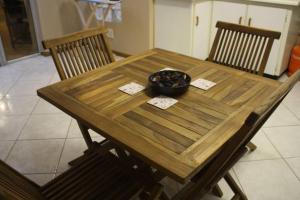 a wooden table with a bowl on top of it at Casa en Gregg -Exquisite 2-bedroom self catering unit - 1 car parking space in East London +7 photos