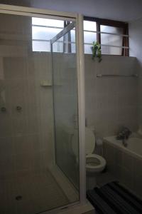 a bathroom with a glass shower with a toilet at Casa en Gregg -Exquisite 2-bedroom spacious condo in East London