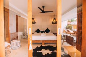 En eller flere senger på et rom på Aqua Nusa - Luxury Lembongan Villas