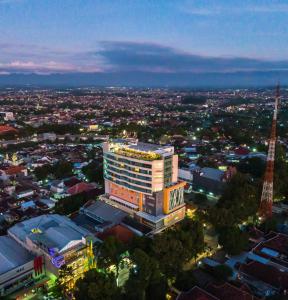 Blick auf eine Stadt mit einem hohen Gebäude in der Unterkunft THE 1O1 Malang OJ in Malang