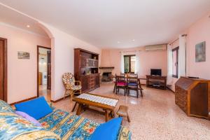 uma sala de estar com um sofá e uma mesa em Casa Isabel y Mateo em Cala de Sant Vicent