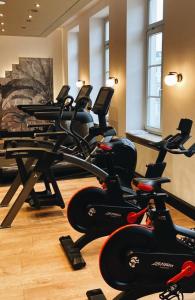 a row of exercise bikes in a gym at Townhouse Stadt Hamburg Wismar in Wismar