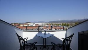 un patio con tavolo e sedie sul balcone. di Alesta Seaside Residence a Fethiye