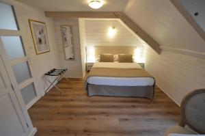Demeures & Châteaux - Hôtel de la porte Saint-Malo - DINAN客房内的一张或多张床位