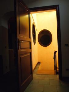 una puerta abierta con una ventana redonda en un pasillo en Alberico Gentili, en Palermo