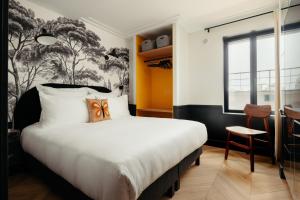Un dormitorio con una cama grande y una ventana en My Maison In Paris Invalides en París