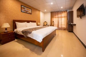 Una cama o camas en una habitación de Mount Feast Hotel