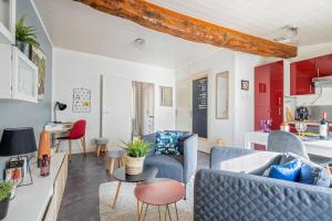 a living room with a couch and chairs and a table at Maison au cœur de la bastide libournaise in Libourne