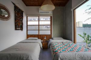 Säng eller sängar i ett rum på irregular INN Nakijin