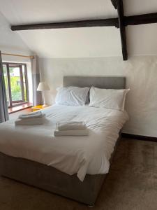 Tempat tidur dalam kamar di The White Horse Inn