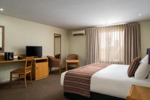 Телевизор и/или развлекательный центр в River City Inn