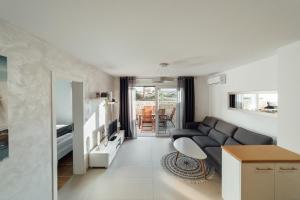 een woonkamer met een bank en een tafel bij Apartment Eveline in Petrcane