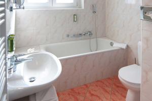 Bilik mandi di Hotel Polo