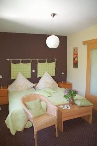 Postel nebo postele na pokoji v ubytování Hotel-Ferienwohnungen Cafe Maarblick