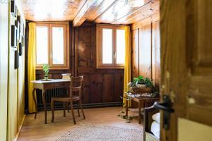 een eetkamer met een tafel, stoelen en ramen bij Goya Onda in Morlon