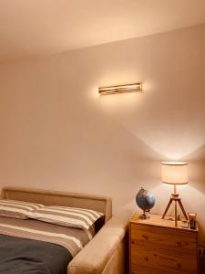 Ένα ή περισσότερα κρεβάτια σε δωμάτιο στο Monolocale con vista sulle montagne