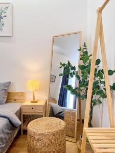 sypialnia z łóżkiem, lustrem i rośliną w obiekcie Bông Villa Hotel & Apartment w mieście Kon Tum