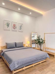 Bông Villa Hotel & Apartment tesisinde bir odada yatak veya yataklar