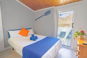 Łóżko lub łóżka w pokoju w obiekcie Hostel Neon Tenerife