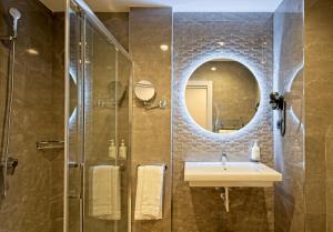 A bathroom at DWO Yuste Alcalá Még 23 kép