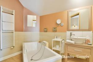 Vannituba majutusasutuses Hôtel l'Ecrin d'Ô