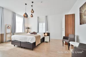 斯帕的住宿－愛科林迪歐酒店，一间卧室配有一张床、一张桌子和一把椅子