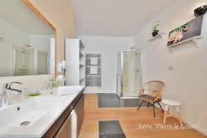 Vannituba majutusasutuses Hôtel l'Ecrin d'Ô +30 fotot