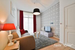 Televiisor ja/või meelelahutuskeskus majutusasutuses Hôtel l'Ecrin d'Ô