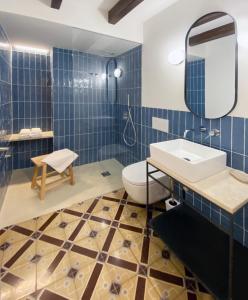 La salle de bains est pourvue d'un lavabo, de toilettes et d'un miroir. dans l'établissement Terra i Mar, à Cabanes