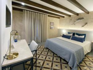 ein Schlafzimmer mit einem Bett und einem Tisch in einem Zimmer in der Unterkunft Terra i Mar in Cabanes