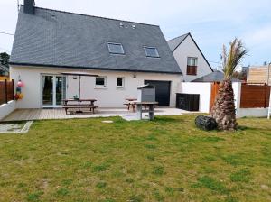 una casa con cortile e tavolo da picnic di Gîte L ' Escale 300 m à pied des plages a Plouarzel