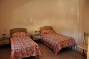 a room with two beds in a room at B&B L'Asfodelo in Fluminimaggiore