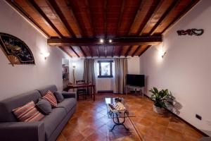 - un salon avec un canapé et une table dans l'établissement Tognazzi Casa Vacanze - Casa Vico, à Zambra
