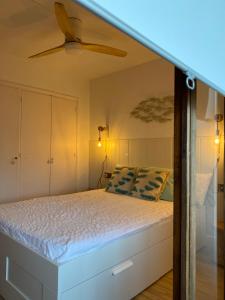 Una cama o camas en una habitación de ALTEA BEACHGATE 2 ACCESO DIRECTO A LA PLAYA