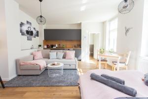 Posezení v ubytování FULL HOUSE Studios - The Swansea Apartment - WiFi