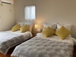 Un pat sau paturi într-o cameră la Yomitan Ocean View Apartment 401