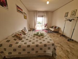 ein Schlafzimmer mit einem Bett in einem Zimmer in der Unterkunft Sole Gibellina in Nuova Gibellina