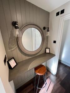 a dressing table with a mirror and a stool at The Punchbowl Inn in Woodstock