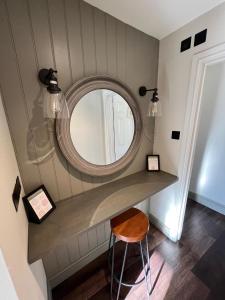 a bathroom with a mirror and a sink at The Punchbowl Inn in Woodstock