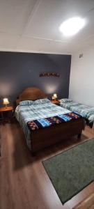 um quarto com 2 camas e 2 candeeiros nas mesas em Guesthouse 914 em Sabie