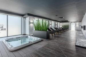 Duży pokój z wanną i krzesłami w obiekcie OnHoliday Apartamenty ze strefą Relax & Fun, ul Lwowska 12 w Kołobrzegu