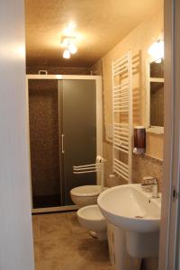 A bathroom at Ricciolandia Suites