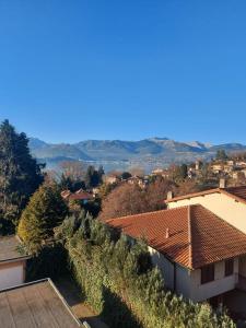 een uitzicht vanaf het dak van een gebouw met wijnstokken bij Bellavista Lago Maggiore in Cerro Lago Maggiore