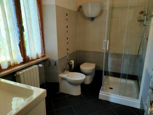 a bathroom with a toilet and a shower and a sink at La Rosa appartamenti in Monterchi