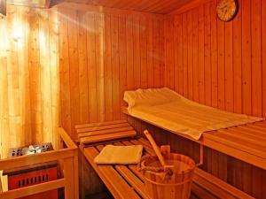 een sauna met een bed en een emmer erin bij Landhaus Sauerlandblick in Bestwig