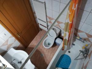 APARTMENT MARIOS SOUFLI Ευρύχωρη γκαρσονιέρα, 60m2 στο κέντρο في Souflíon: اطلالة علوية على حمام مع مرحاض وحوض استحمام